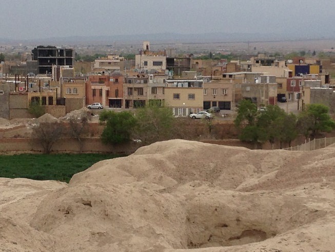 برفراز تپه تاریخی سیلک کاشان  باغ ها و شهر در این اثر تاریخی فرو رفته اند